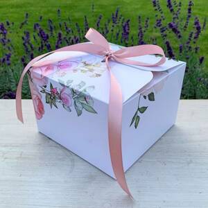 Svatební krabička na výslužku bílá s růžemi s mašlí (16,5 x 16,5 x 11 cm) - dortis