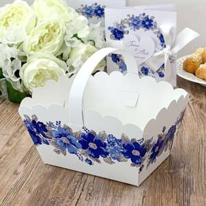 Svatební košíček na cukroví bílý s modrými květinami (13 x 9 x 9,5 cm) dortis